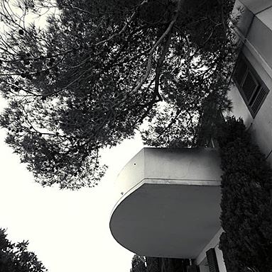 Villa Aujourd'hui. Façade nord. Vue de volume du balcon.