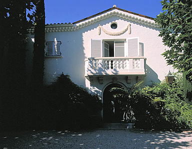 Façade antérieure est. Travée de la porte d'entrée.
