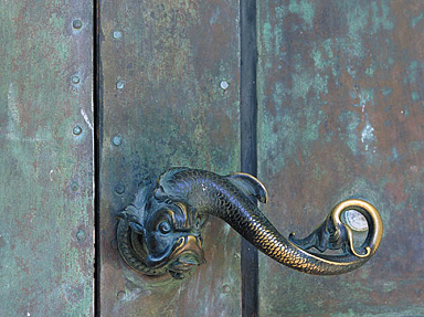 Façade antérieure est. Poignée en bronze de la porte d'entrée.