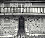 Façade antérieure sud. La porte d'entrée. Vue rapprochée prise du sud.