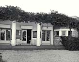 Le club-house. Façade antérieure nord. Vue partielle.