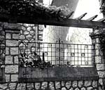 Mur de clôture. Détail d'une grille.