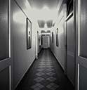 Rez-de-chaussée. Couloir des services.