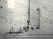 1er étage. Appartement de M. Beaumont. La salle de bain. Détail des accessoires de la baignoire.