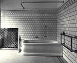 2e étage. La salle de bain nord. Le côté est avec le cache-radiateur chromé et la baignoire.