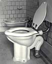 2e étage. La salle de bain nord. Le WC. Vue de profil.