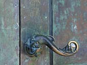 Façade antérieure est. Poignée en bronze de la porte d'entrée.