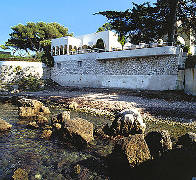 Façade nord sur la mer. Vue de volume prise du sud-ouest.