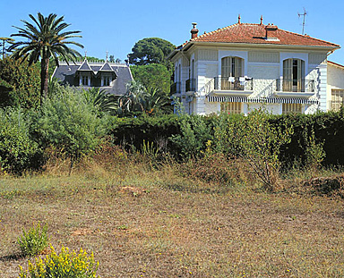 Façade sud. Vue de situation prise du sud.