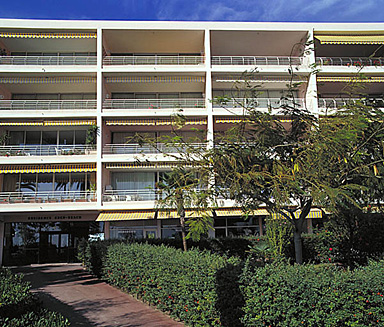 Façade antérieure sud. Vue partielle.