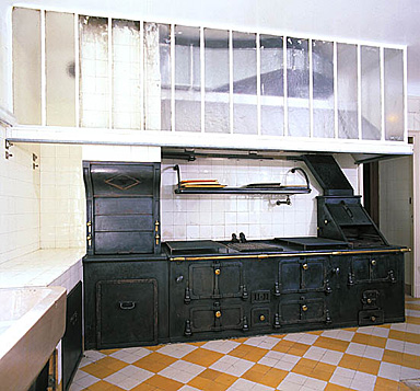 Rez-de-chaussée. Cuisine. Vue d'ensemble du piano.