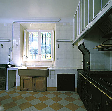 Rez-de-chaussée. Cuisine. Vue prise vers l'évier.