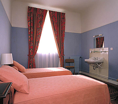 3e étage. Une chambre.
