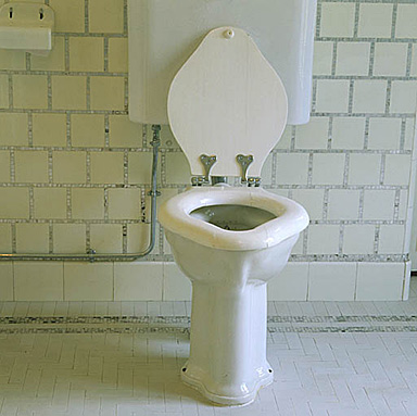 2e étage. La salle de bain nord. Le W-C. Vue de face.