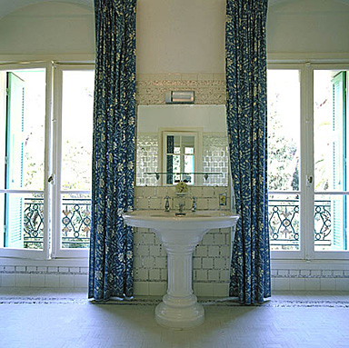 2e étage. La salle de bain nord. Trumeau avec lavabo.