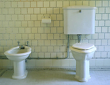 2e étage. La salle de bain nord. Le bidet et le WC sur le côté ouest.
