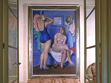 1er étage. Couloir des toilettes. Tableau des femmes au bain. Signé en bas à droite: V. Santaolaris (?). Vue prise des lavabos.