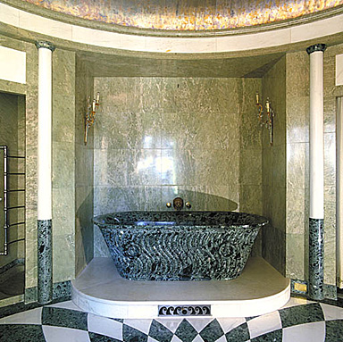 2e étage. Appartement de Mme Beaumont. La salle de bain pompéienne. La baignoire dans son alcôve.