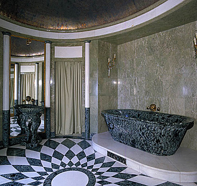 2e étage. Appartement de Mme Beaumont. La salle de bain pompéienne. Vue de volume.
