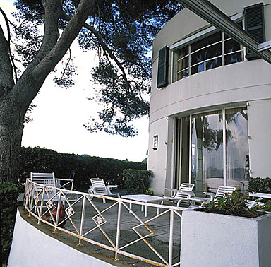 Villa Aujourd'hui. Façade ouest sur le jardin. Vue partielle prise du sud-ouest.