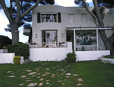Villa Aujourd'hui. Façade ouest sur le jardin. Vue d'ensemble prise de l'ouest.