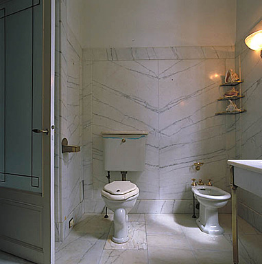 1er étage. Appartement de M. Beaumont. La salle de bain. Le W-C. et le bidet.