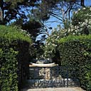 Grille à l'entrée du parterre du miroir d'eau occidental.