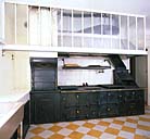 Rez-de-chaussée. Cuisine. Vue d'ensemble du piano.