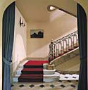Départ de l'escalier principal au rez-de-chaussée.