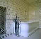 2e étage. La salle de bain nord. La robinetterie de la baignoire. Vue de volume.