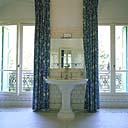 2e étage. La salle de bain nord. Trumeau avec lavabo.