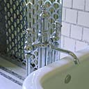 2e étage. La salle de bain nord. La robinetterie de la baignoire. Vue de détail.