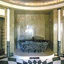 2e étage. Appartement de Mme Beaumont. La salle de bain pompéienne. La baignoire dans son alcôve.