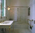 1er étage. Appartement de M. Beaumont. La salle de bain. Vue d'ensemble prise vers la baignoire.