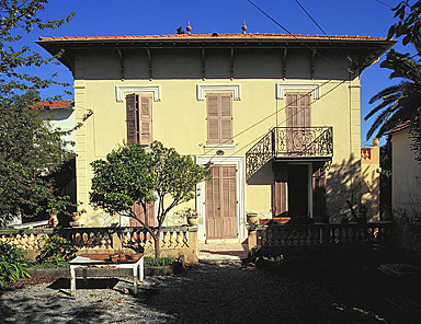 La villa. Façade antérieure sud. Vue de face.