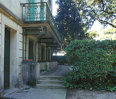 Façade nord. Balcon du 1er étage. Vue de volume des consoles en fer forgé.