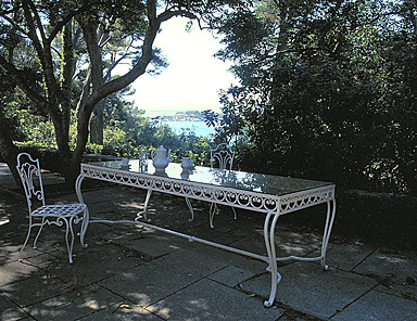 La terrasse de la salle à manger. La table d'extérieur. Vue de volume prise vers l'ouest.