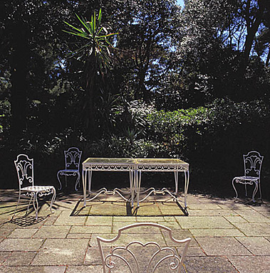 La terrasse du salon. Les tables d'extérieur d'appoint. Vue prise vers le sud.