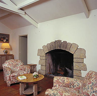 Le salon. La cheminée. Vue de volume prise du sud-est.