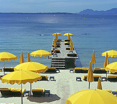 Plage DP 110b. Le ponton. Vue axiale prise de la terrasse des cabines.