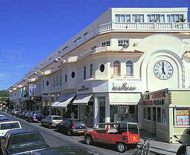 Façade antérieure nord. Vue d'ensemble prise du nord-ouest.