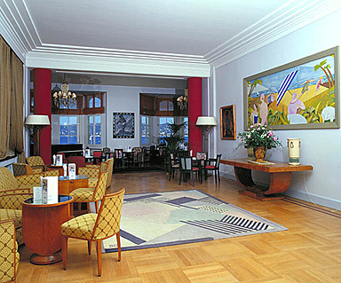 Rez-de-chaussée surélevé. Le salon. Vue de volume prise vers l'ouest après restauration du plafond.