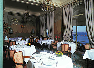 Rez-de-chaussée surélevé. La salle à manger. Vue d'ensemble de la travée ouest après restauration des peintures.