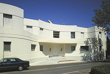 Villa Aujourd'hui. Façade antérieure sud. Partie centrale vue de face.
