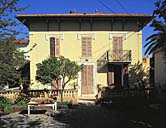 La villa. Façade antérieure sud. Vue de face.