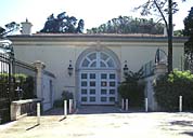Le pavillon d'entrée. Façade antérieure est.