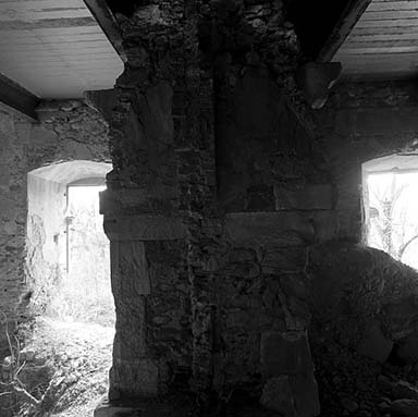 Bâtiment A, rez-de-chaussée. Coupe sur les cheminées.