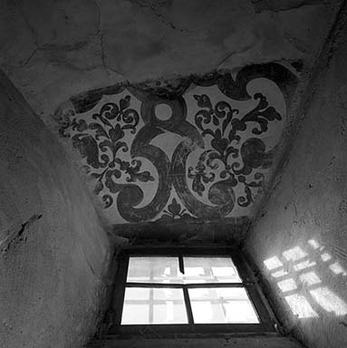 Bâtiment E, rez-de-chaussée. Salle Eb. Peintures des embrasures.
