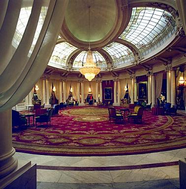 Intérieur, rez-de-chaussée : vue d'ensemble du grand salon depuis l'entrée.