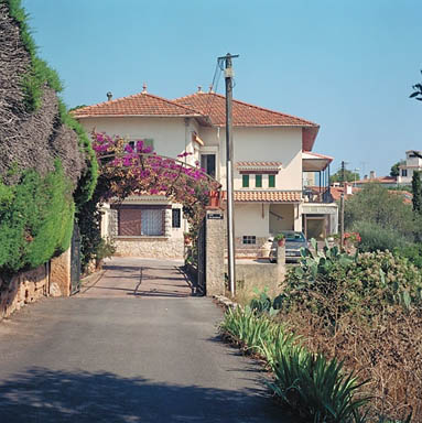 Vue d'ensemble de la façade ouest avec le portail au premier plan.